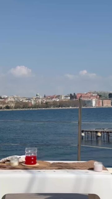 Buon cibo, brezza marina e vista su Napoli 🩵

Picnic sul veliero - Veliero Tortuga

👉🏼 Scoprilo al link in bio!

#ohmybob #esperienze #cosedafare #picnic #napoli