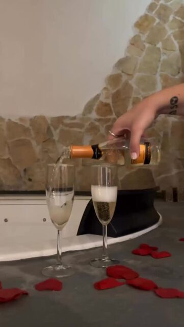 Un buon calice, sauna, idromassaggio e puro relax 🧖🏼‍♀️

Cena in suite con spa privata – Domus Suites

👉🏼 Scoprila al link in bio!

#ohmybob #esperienze #cosedafare #spa #napoli