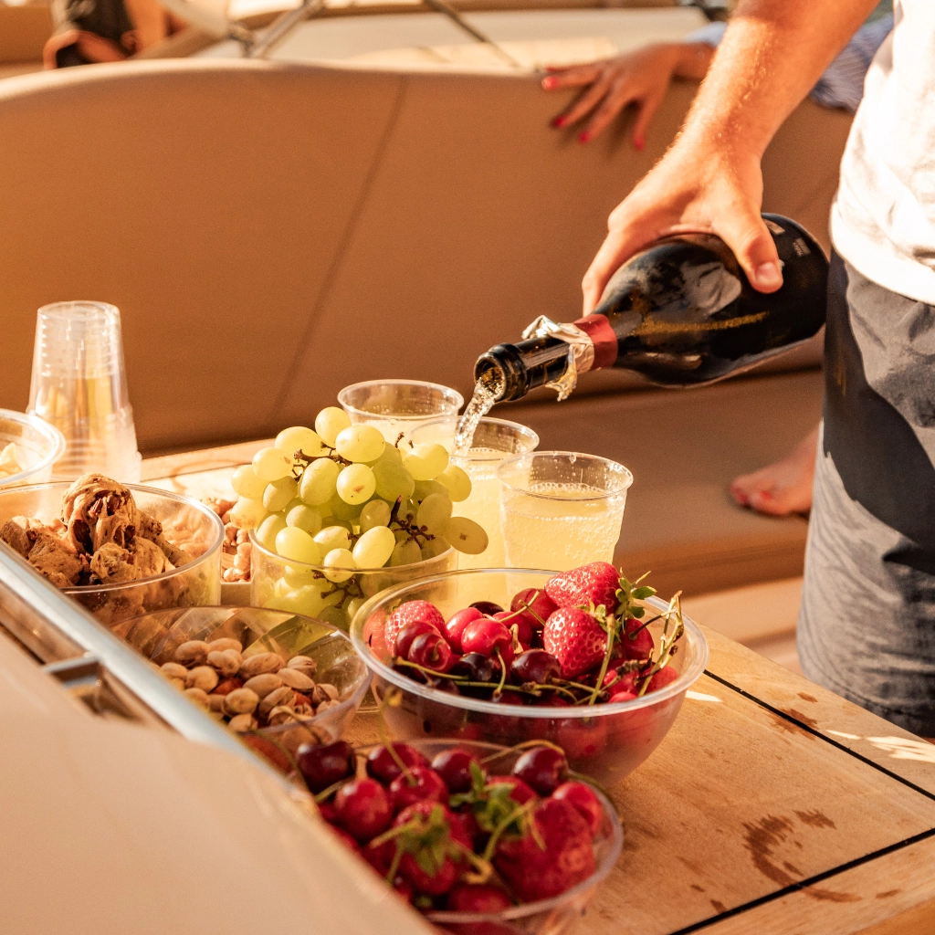 Aperitivo in barca al tramonto